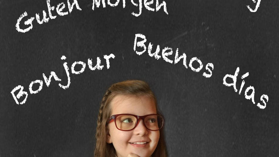 Niña pensando en varios idiomas. Características de la educación bilingüe