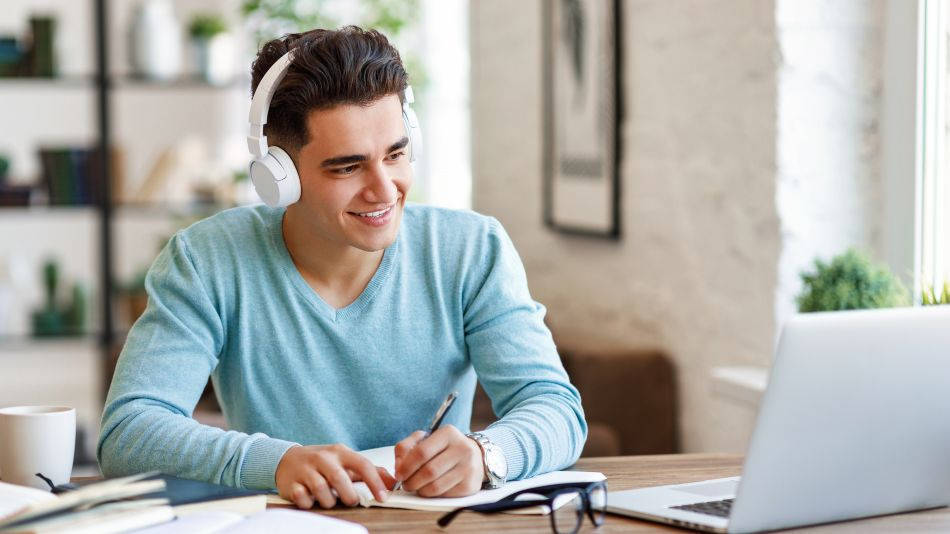 Notas de corte 2021 - hombre joven haciendo una clase online