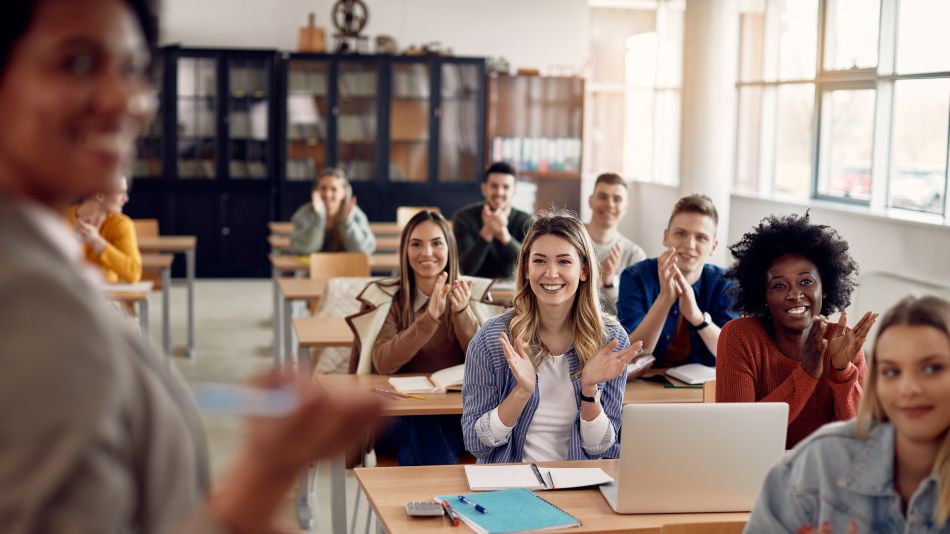 Oposiciones con grado universitario - jóvenes haciendo un examen