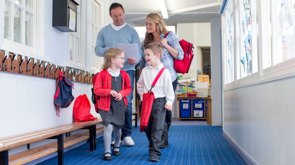 padres e hijos yendo a la escuela donde se aplica la pedagogía sistémica