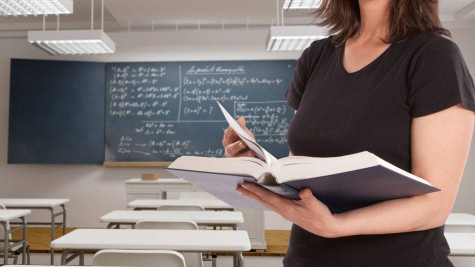 una profesora en una escuela donde se aplica la pedagogía sistémica