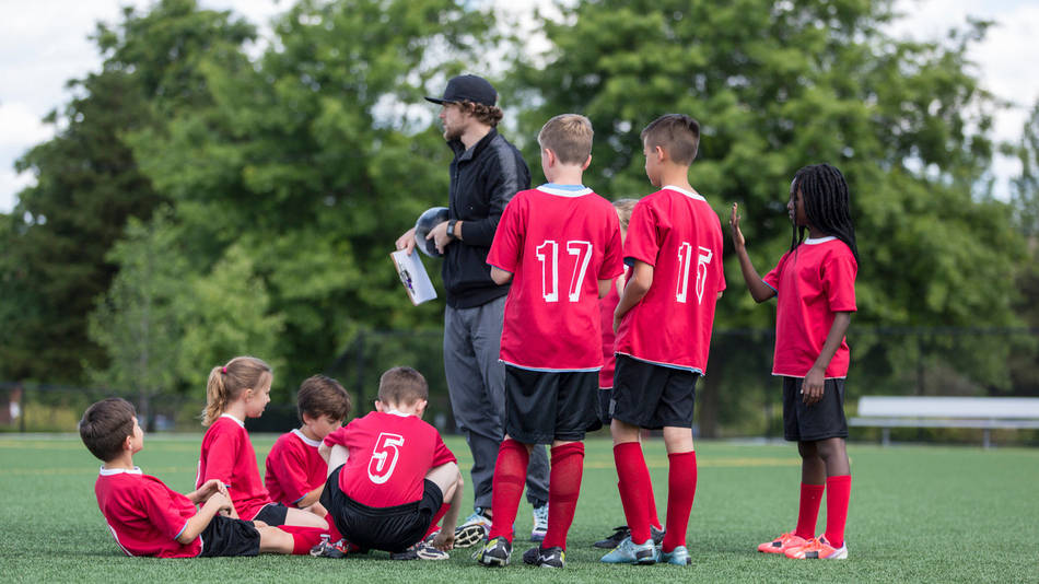 Niños en una práctica de fútbol